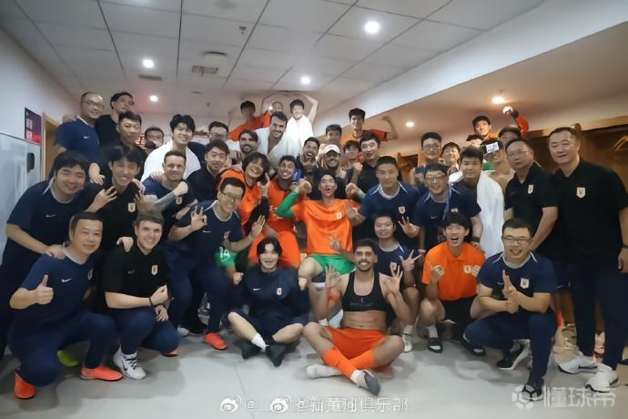 韩鹏在朋友圈晒照庆祝足协杯晋级：不容易，队员们都是战神